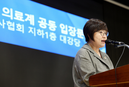 최안나 대한의사협회 대변인이 13일 오후 서울 용산구 대한의사협회 회관에서 의료대란 관련 '여야의정 협의체' 참여에 대한 의료계 공동 입장문을 발표하고 있다.<연합뉴스 사진>